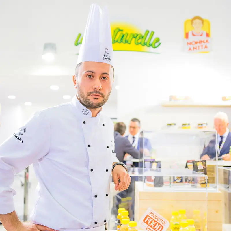 Lo chef allo stand Le Naturelle del Gruppo Eurovo in fiera
